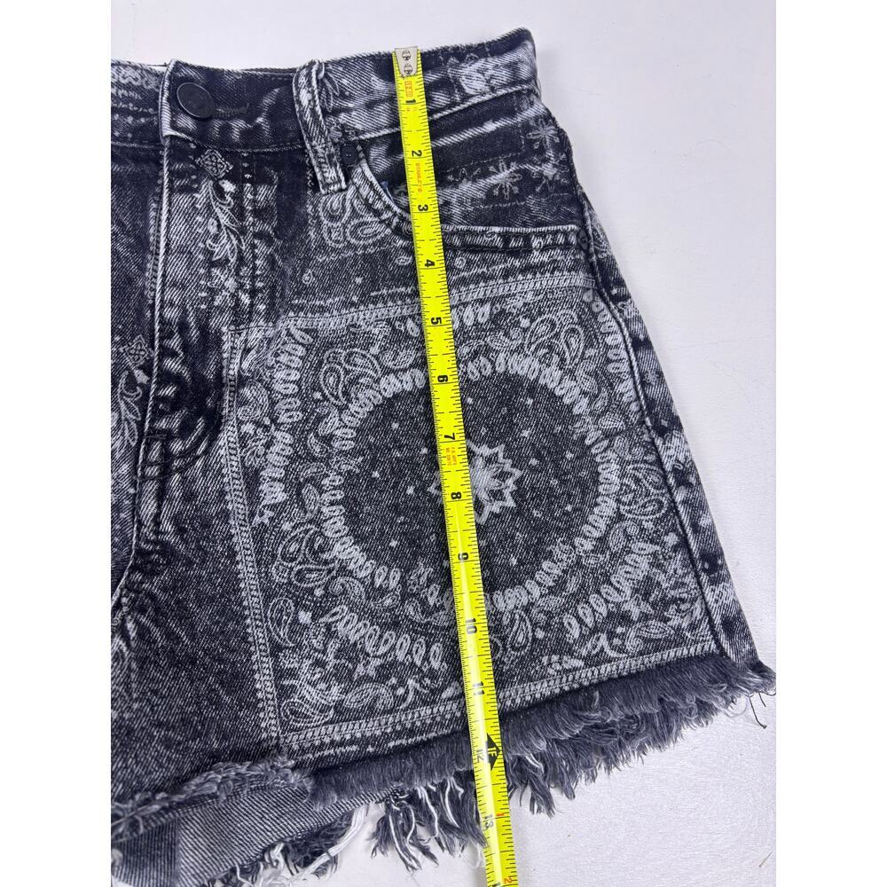 KanCan Whitney High Rise Shorts Size 3/25 Black Bandana Paisley Denim Cutoff - Picture 7 of 8